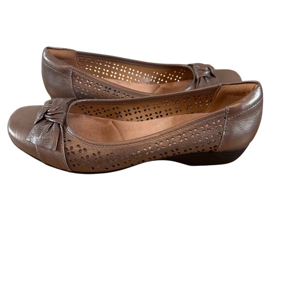 Clarks Size 10 Bronze Perforated Leather Flats Comfortable Bow Detail Shoes - Picture 7 of 12